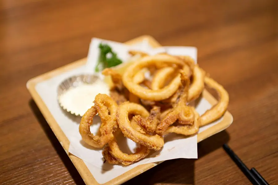 Anillas de calamar fritas con salsa