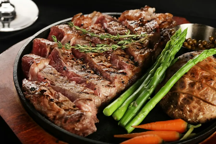 Entrecot a la plancha con espárragos