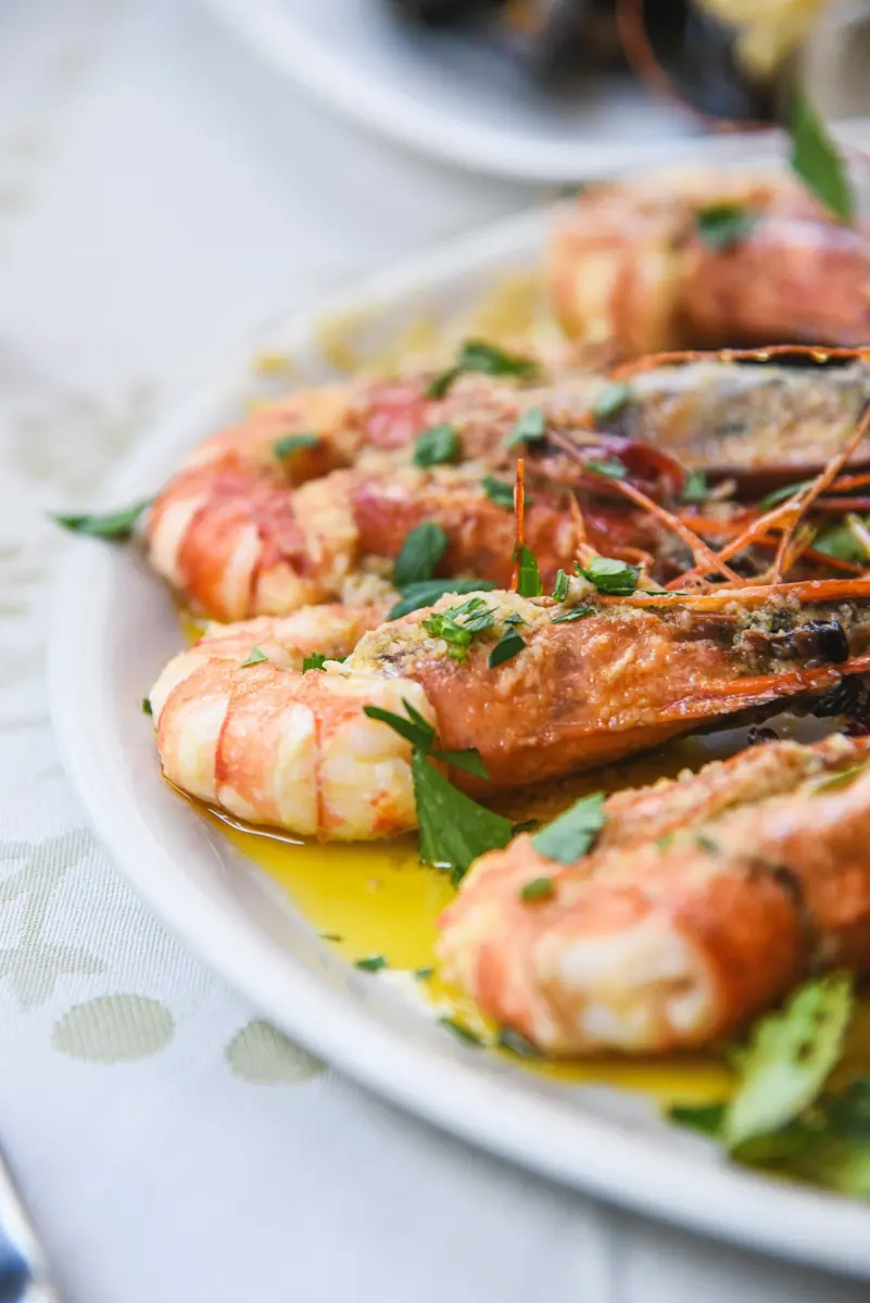 Gambas con aceite y hierbas